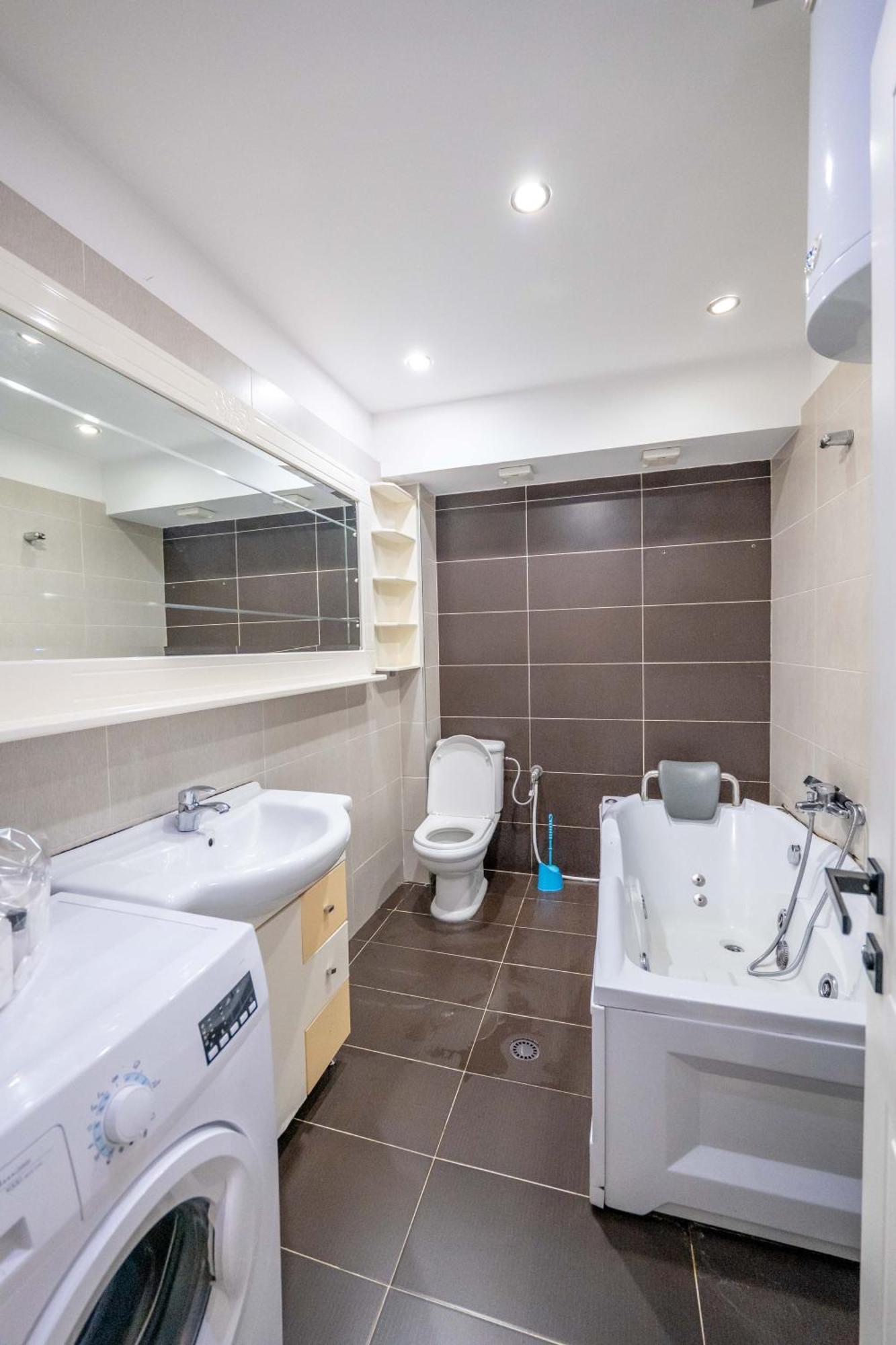 Tirent - Komuna E Parisit, 2 * Tirana