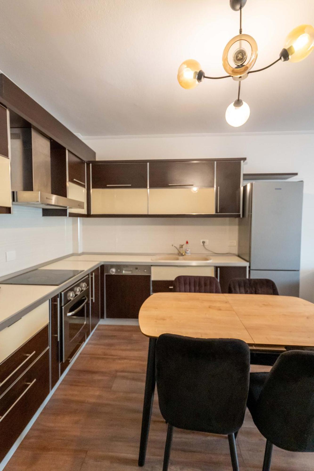 Tirent - Komuna E Parisit, 2 * Tirana