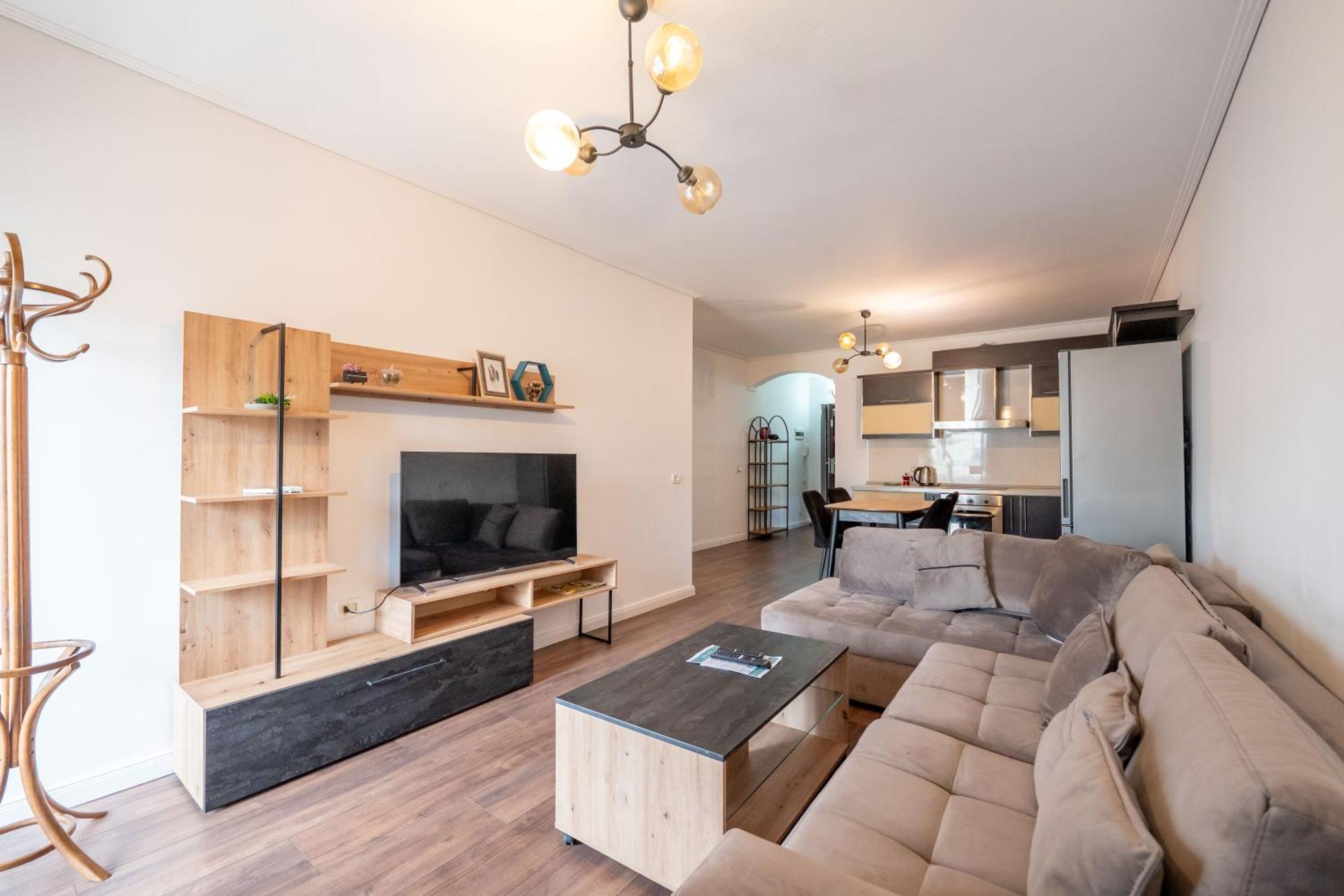 Tirent - Komuna E Parisit, 2 *